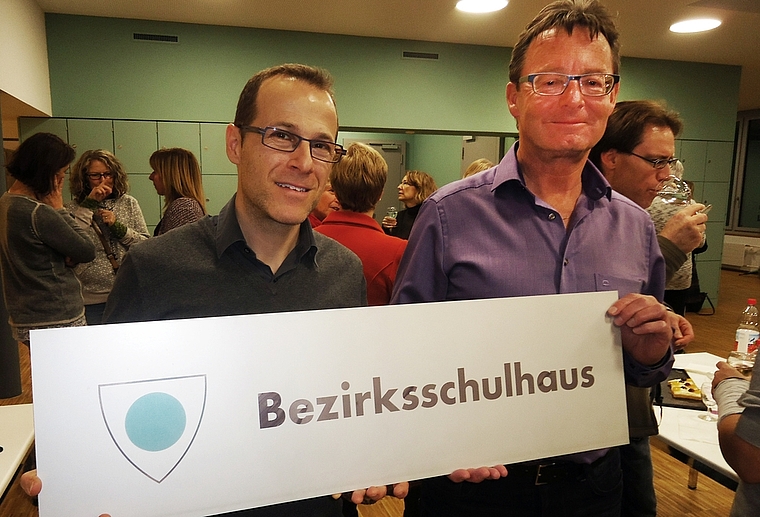 Tafelübergabe: Am Neujahrs-Apéro der Regionalschule Lenzburg überreichte Schulleiter Reto Kunz dem umgezogenen Bezirksschulleiter Emil Klaus die Originaltafel vom ehemaligen Bezirksschulhaus. Foto: tf