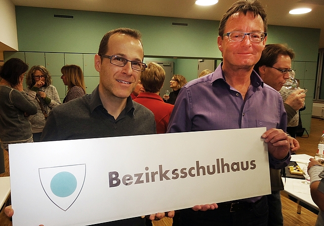 Tafelübergabe: Am Neujahrs-Apéro der Regionalschule Lenzburg überreichte Schulleiter Reto Kunz dem umgezogenen Bezirksschulleiter Emil Klaus die Originaltafel vom ehemaligen Bezirksschulhaus. Foto: tf