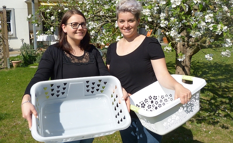 Noch sind die Zuber leer: Daniela Mancina und Franziska Gehrig freuen sich auf den ersten Zöbermärt. Foto: Pia Weber