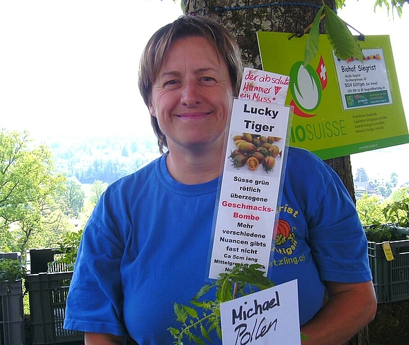 <em>Sibylle Siegrist mit ihrer Entdeckung:</em> Der Tomatensorte «Lucky Tiger».