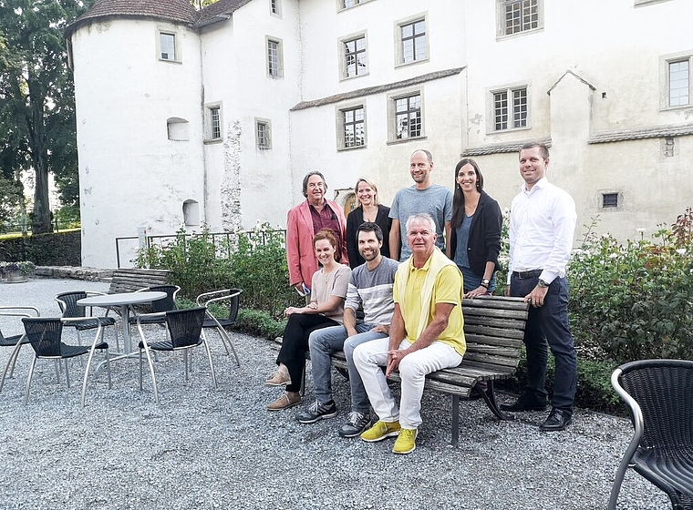 <em>Stehen hinter dem Verein Freilichttheater Seetal:</em> Der Vorstand im Hof von Schloss Hallwyl mit stehend Peter Voellmy, Andrea Barth, Martin Sandmeier, Anne-Käthi Kremer, David Fischer; sitzend Laura Bendixen, Andi Fey, Jürgen Sahli. Foto: Fr