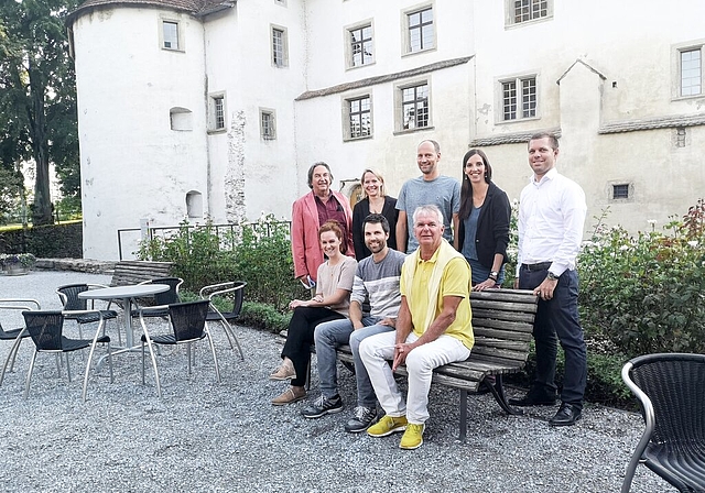 <em>Stehen hinter dem Verein Freilichttheater Seetal:</em> Der Vorstand im Hof von Schloss Hallwyl mit stehend Peter Voellmy, Andrea Barth, Martin Sandmeier, Anne-Käthi Kremer, David Fischer; sitzend Laura Bendixen, Andi Fey, Jürgen Sahli. Foto: Fr