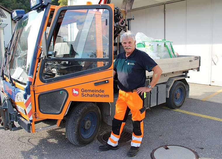 <em>Ein eingespieltes «Team»: </em>Ernst Sandmeier und sein Gefährt, mit dem er etwa für den Strassenunterhalt unterwegs ist. Foto: Carolin Frei