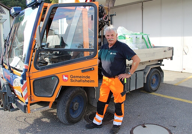 <em>Ein eingespieltes «Team»: </em>Ernst Sandmeier und sein Gefährt, mit dem er etwa für den Strassenunterhalt unterwegs ist. Foto: Carolin Frei