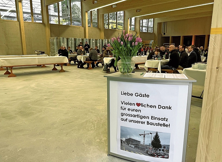 Volle Tische: Bisher Erbrachtes sollte gebührend verdankt werden.Foto: Susanne Sonderegger