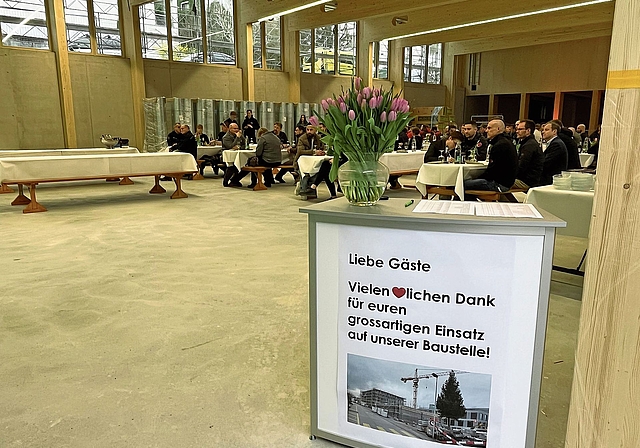 Volle Tische: Bisher Erbrachtes sollte gebührend verdankt werden.Foto: Susanne Sonderegger