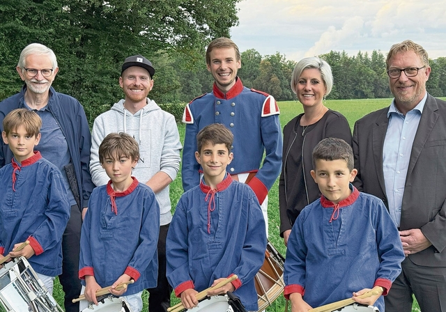 Eine Delegation des OK Fischessen überreicht Vertretern der Jungtambouren 5000 Franken.Foto: zvg