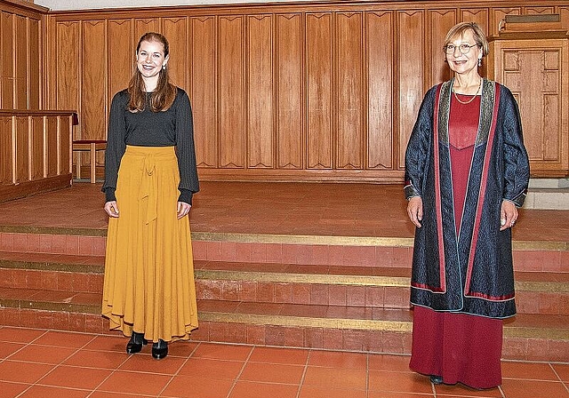 Musikalischer Hochgenuss in der Kirche: Sopranistin Kathrin Hottiger (links) begeisterte mit ihrer wunderbaren, hellen und klaren Stimme, während Pfarrerin Christina Soland durch die musikalisch-liturgische Feier zum Thema «Schöpfungszeit» führt