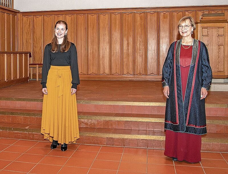 Musikalischer Hochgenuss in der Kirche: Sopranistin Kathrin Hottiger (links) begeisterte mit ihrer wunderbaren, hellen und klaren Stimme, während Pfarrerin Christina Soland durch die musikalisch-liturgische Feier zum Thema «Schöpfungszeit» führt