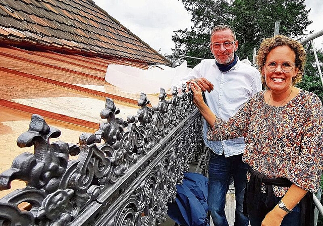 Freude über den Meilenstein: Kunstschlosser Werner Villiger und Besitzerin Christine von Arx mit der sanierten Veranda. Foto: Fritz Thut
