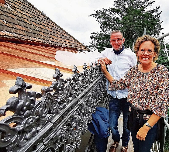 Freude über den Meilenstein: Kunstschlosser Werner Villiger und Besitzerin Christine von Arx mit der sanierten Veranda. Foto: Fritz Thut
