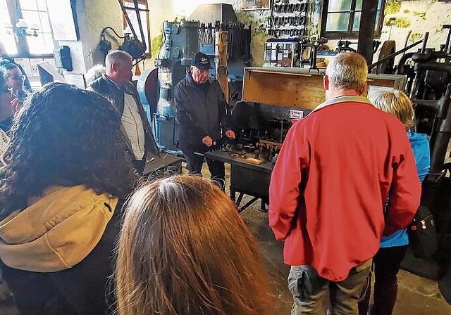 Interesse an altem Handwerk: Besuchergruppe in der alten Hammerschmiede in Seengen. Foto: Fritz Thut
