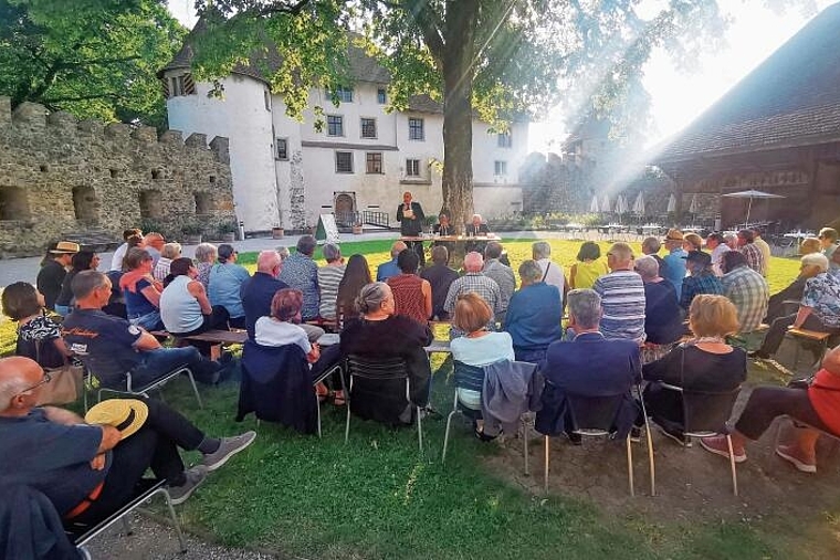 Gerichtsverhandlung unter der Linde im Hof von Schloss Hallwyl: Teilnehmer am «Schlossgericht» der Gesellschaft zum Falken und Fisch lauschen den Verhandlungen.Foto: Fritz Thut