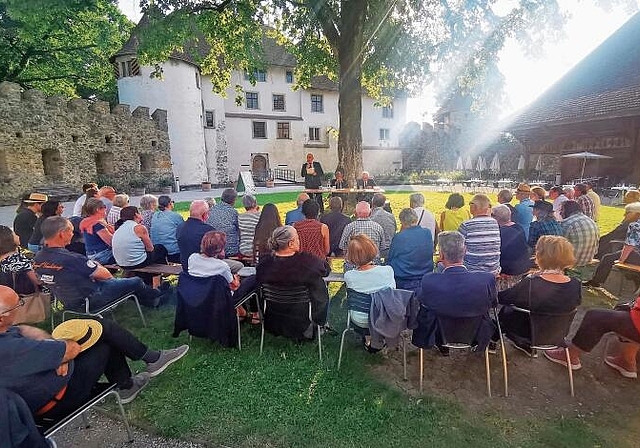 Gerichtsverhandlung unter der Linde im Hof von Schloss Hallwyl: Teilnehmer am «Schlossgericht» der Gesellschaft zum Falken und Fisch lauschen den Verhandlungen.Foto: Fritz Thut