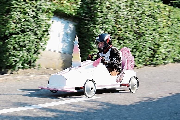 Mehr als 40 kreativ gestaltete Seifenkisten gingen an den Start: Unter anderem ein Einhorn-Mobil.Foto: Romi Schmid