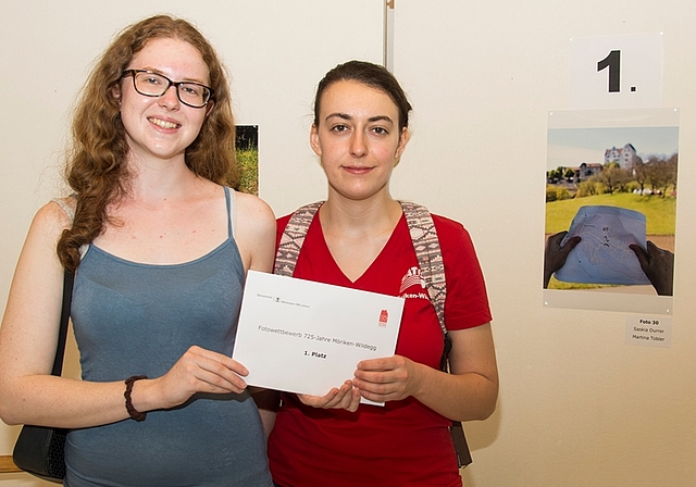 Zusammen eine gute Idee: Martina Tobler (links) und Saskia Durrer nehmen den Siegerpreis im Wert von 500 Franken entgegen. Foto: Peter Winkelmann