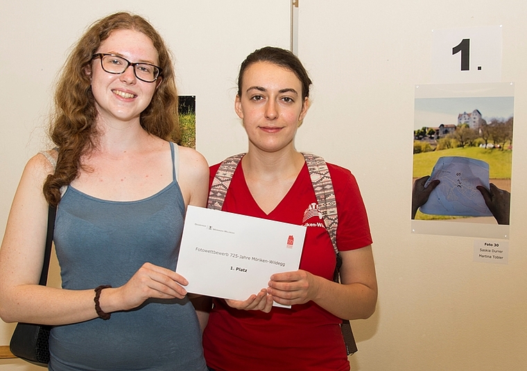 Zusammen eine gute Idee: Martina Tobler (links) und Saskia Durrer nehmen den Siegerpreis im Wert von 500 Franken entgegen. Foto: Peter Winkelmann