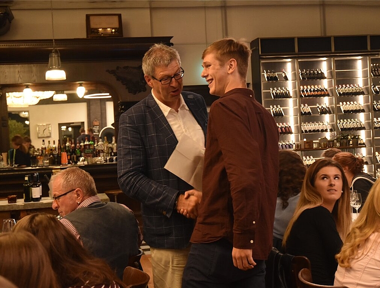 Gute Stimmung an der Feier: Lenzburgs Stadtammann Daniel Mosimann mit Jungbürger. Foto: Rebecca Doppmann