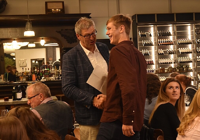 Gute Stimmung an der Feier: Lenzburgs Stadtammann Daniel Mosimann mit Jungbürger. Foto: Rebecca Doppmann