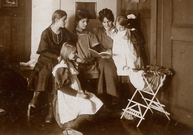 Vorlesen eigener Gedichte: Mundartdichterin Sophie Haemmerli-Marti und ihre vier Töchter. Foto: Stadtarchiv Lenzburg