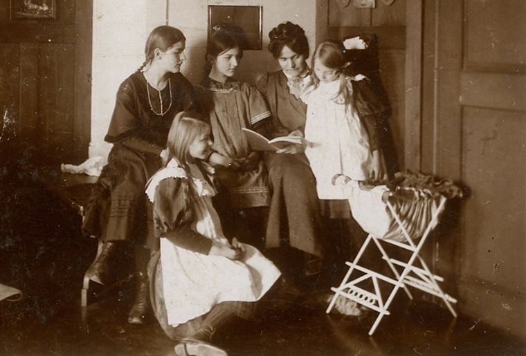 Vorlesen eigener Gedichte: Mundartdichterin Sophie Haemmerli-Marti und ihre vier Töchter. Foto: Stadtarchiv Lenzburg
