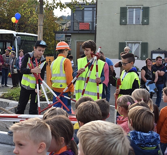 «Boustell Ade»: Die Schüler räumen die letzten Absperrungen auf.