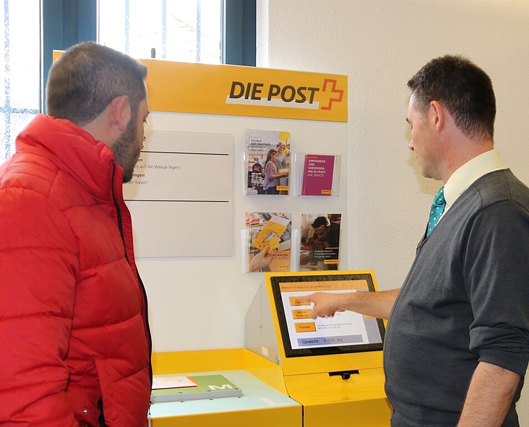 Und so gehts: Postmitarbeiter Michael Stahel zeigt einem Kunden, wie er einen Brief selbst frankieren kann. Foto: MS