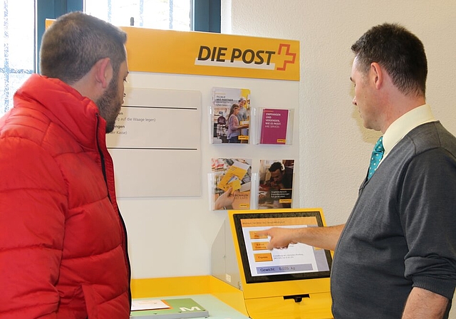 Und so gehts: Postmitarbeiter Michael Stahel zeigt einem Kunden, wie er einen Brief selbst frankieren kann. Foto: MS