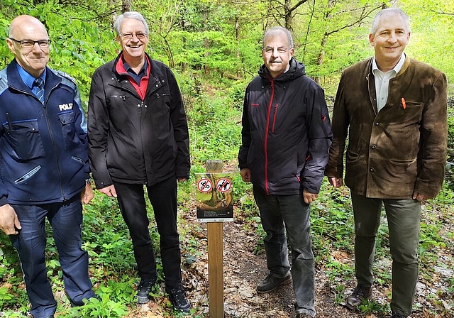 <em>Wollen Regeln zum korrekten Verhalten im Wald auf dem Lenzburger Berg durchsetzen:</em> Regionalpolizeichef Ferdi Bürgi, Stadtrat Martin Steinmann, Stadtoberförster Frank Haemmerli und Jagdleiter Thomas Laube. Fotos: Fritz Thut
