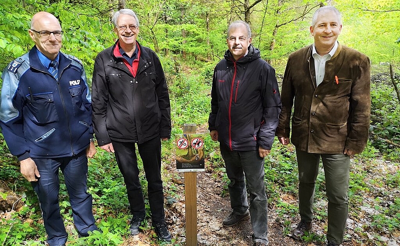 <em>Wollen Regeln zum korrekten Verhalten im Wald auf dem Lenzburger Berg durchsetzen:</em> Regionalpolizeichef Ferdi Bürgi, Stadtrat Martin Steinmann, Stadtoberförster Frank Haemmerli und Jagdleiter Thomas Laube. Fotos: Fritz Thut
