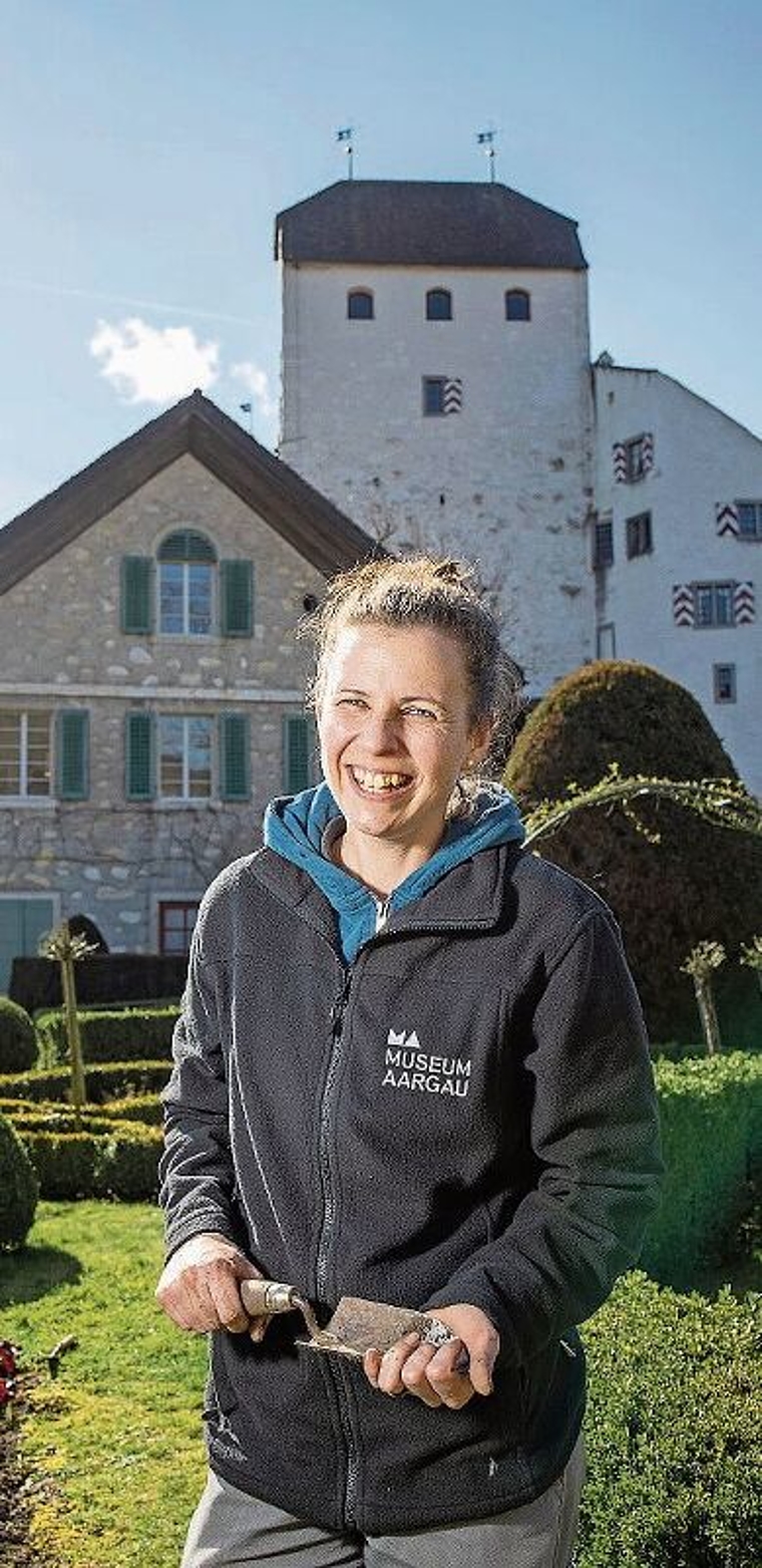 Gärtnerin im Schlossgarten Wildegg: Melissa Gögele. Foto: Pascal Meier/MA