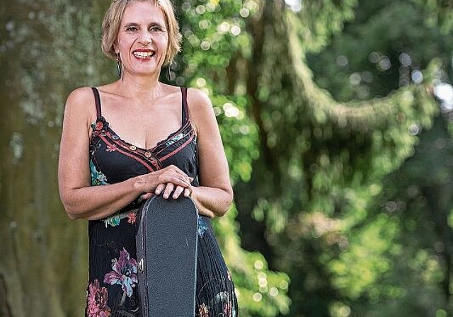 Hat als «Pescadora» mit der CD «Always get home safe» einen Traum umgesetzt: Sängerin, Musikerin und Musikschulleiterin Sarah Fischer aus Staufen. Foto: zvg