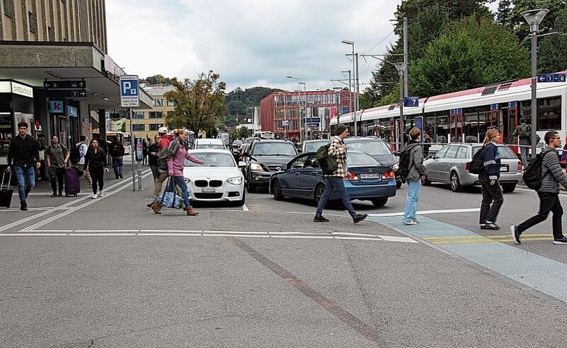 Oft überlastet: Der Bahnhofplatz Lenzburg zwischen den Gleisen. Foto: Alfred Gassmann
