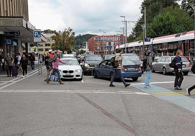 Oft überlastet: Der Bahnhofplatz Lenzburg zwischen den Gleisen. Foto: Alfred Gassmann
