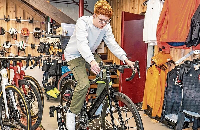 Probelauf geglückt: Levin Niederhauser, Lehrling auf der Gemeindekanzlei Niederlenz, ist schon mal kräftig in die Pedale getreten. Foto: Peter Winkelmann