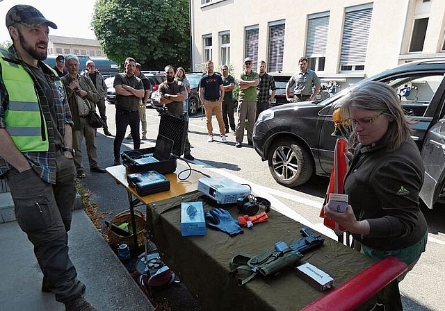 Wie in der Schule: Jagdaufseherin Manuela Wiederkehr lässt sich erklären, was sie bei einem Einsatz alles im Auto mit sich führen muss.Foto: Pia Weber