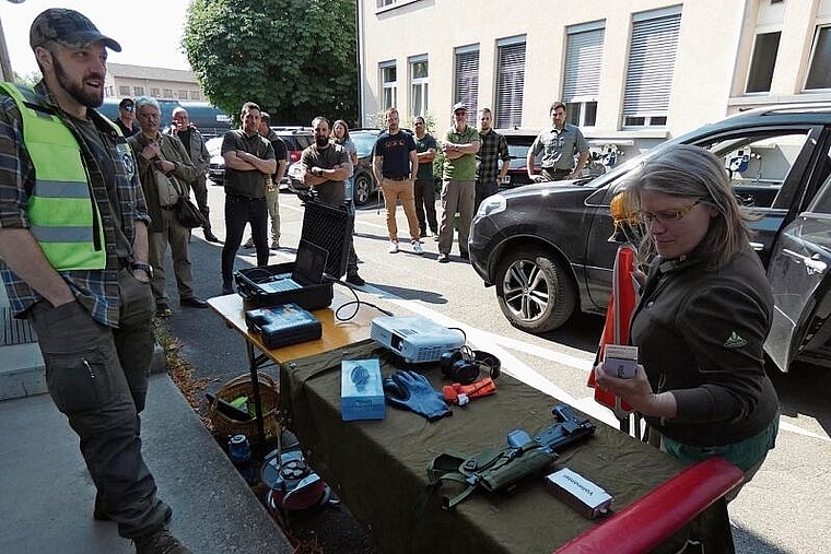 Wie in der Schule: Jagdaufseherin Manuela Wiederkehr lässt sich erklären, was sie bei einem Einsatz alles im Auto mit sich führen muss.Foto: Pia Weber