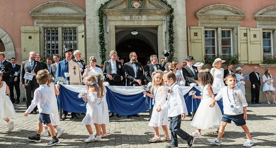 Parade vor der Ehrentribüne: Der Umzug der Kinder             am Freitagmorgen vor dem Rathaus.