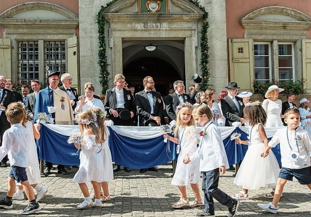 Parade vor der Ehrentribüne: Der Umzug der Kinder             am Freitagmorgen vor dem Rathaus.