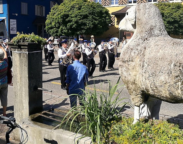 Wahrzeichen als Schmuck: Die Musikgesellschaft passiert Brunnen.