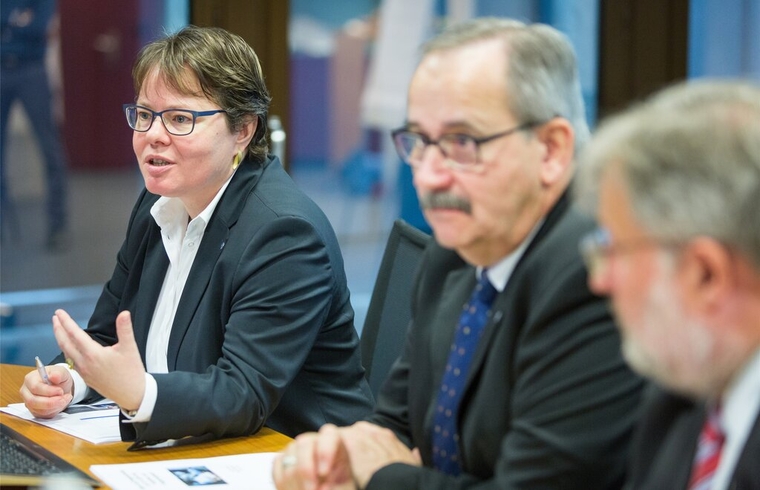 Präsentierten gute Zahlen: CEO Marianne Wildi, Verwaltungsratspräsident Gerhard Hanhart und Reto Hünerwadel, Leiter Asset-Management, an der Bilanz-Pressekonferenz der Hypothekarbank Lenzburg. Foto: Chris Iseli