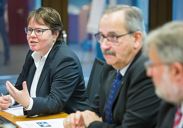 Präsentierten gute Zahlen: CEO Marianne Wildi, Verwaltungsratspräsident Gerhard Hanhart und Reto Hünerwadel, Leiter Asset-Management, an der Bilanz-Pressekonferenz der Hypothekarbank Lenzburg. Foto: Chris Iseli