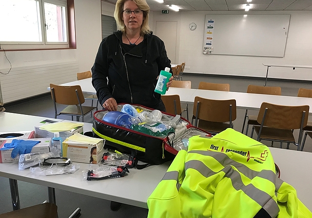 First Responder wären gerüstet:  Co-Leiterin Elvira Schärer zeigt das im Einsatz üblicherweise verwendete Material. Foto: Hanny Dorer