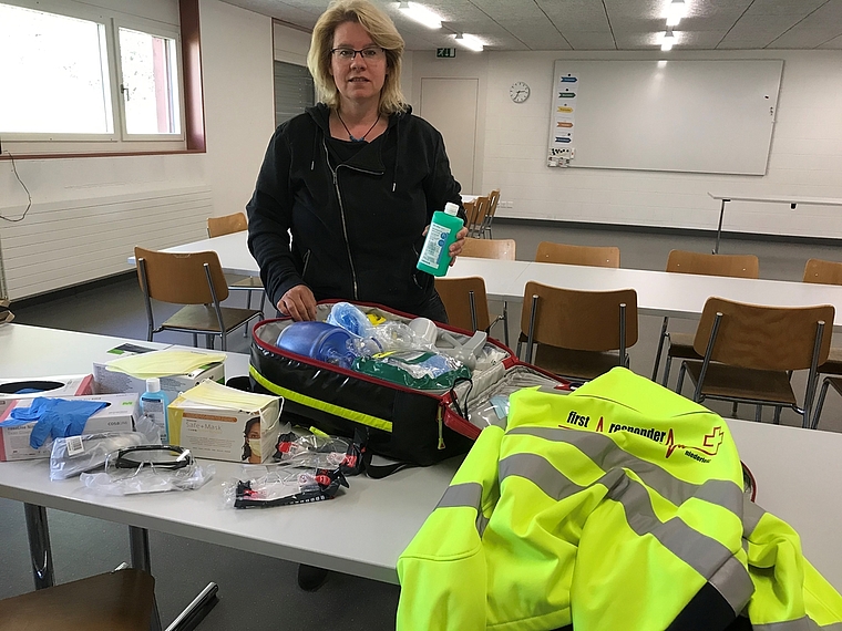 First Responder wären gerüstet:  Co-Leiterin Elvira Schärer zeigt das im Einsatz üblicherweise verwendete Material. Foto: Hanny Dorer