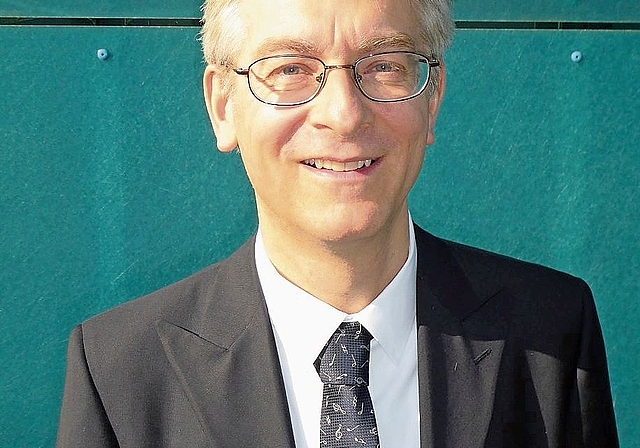 Dirigent Beat Wälti bringt den Kantichor und den Muskverein Lenzburg auf die Bühne.Foto: zvg