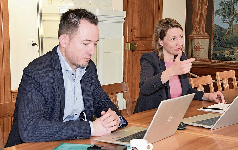 Leiter Finanzen Marc Lindenmann und Frau Vizeammann Christina Bachmann-Roth.Foto: mhu