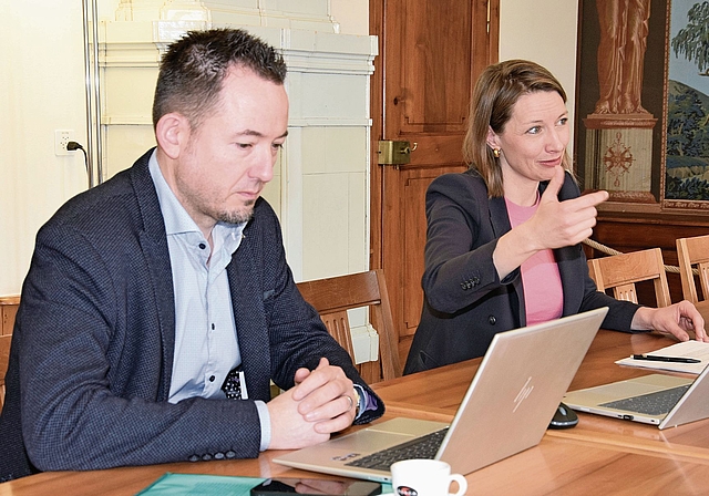 Leiter Finanzen Marc Lindenmann und Frau Vizeammann Christina Bachmann-Roth.Foto: mhu