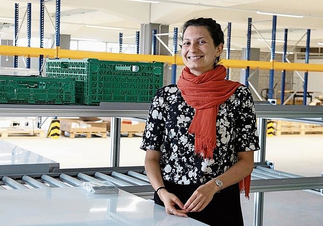 Hier wird künftig das Gemüse triagiert: Dina Hungerbühler von «Tischlein deck dich» präsentiert die neue Logistik-Plattform.Foto: Romi Schmid