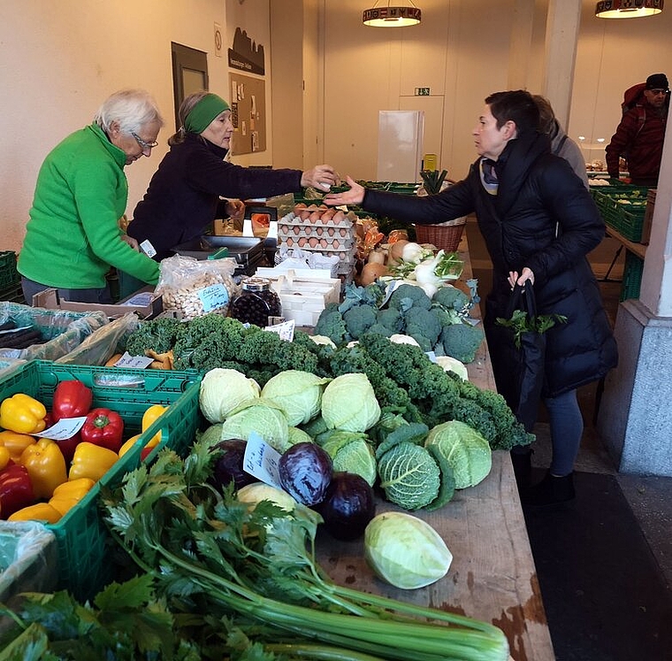 <em>Bis Ende März unter den Arkaden:</em> Der Lenzburger Wochenmarkt. Foto: Fritz Thut