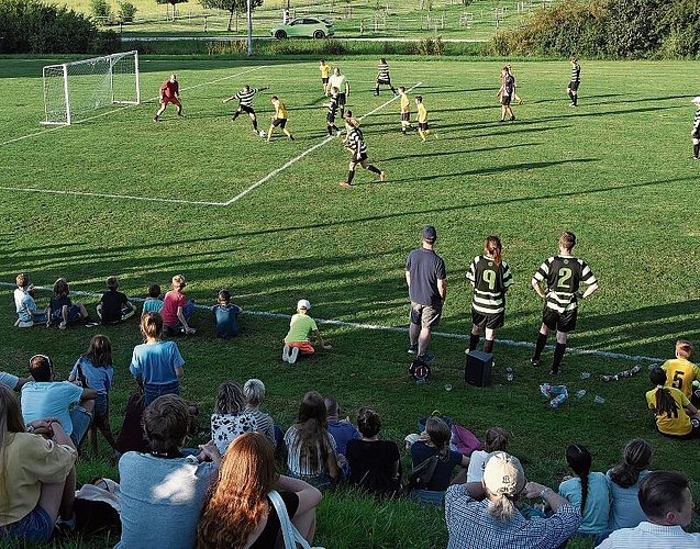 Weckte grosses Interesse: Kinder-Behörden-Match auf dem Fussballplatz. Foto: Andreas Walker